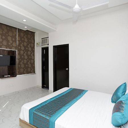 Oyo 12673 The Diplomat Inn Дели Экстерьер фото