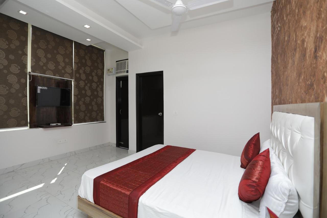 Oyo 12673 The Diplomat Inn Дели Экстерьер фото