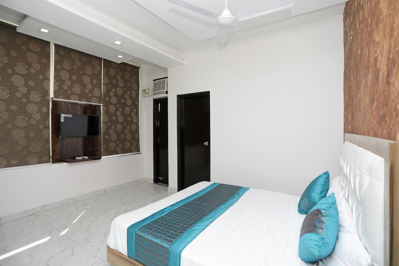 Oyo 12673 The Diplomat Inn Дели Экстерьер фото