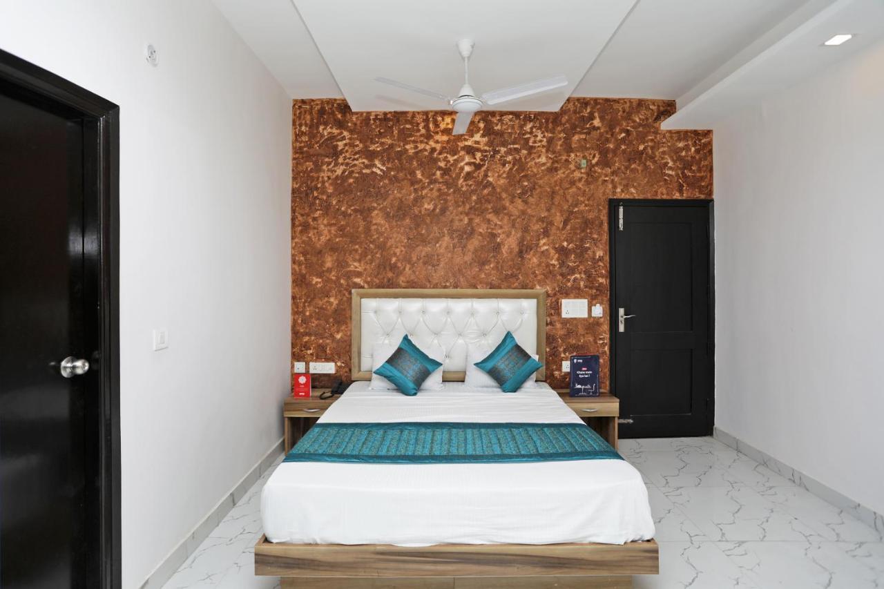 Oyo 12673 The Diplomat Inn Дели Экстерьер фото