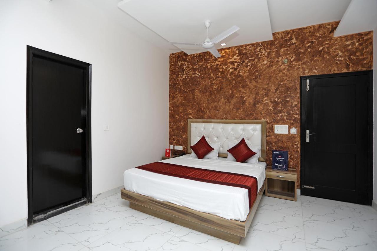 Oyo 12673 The Diplomat Inn Дели Экстерьер фото