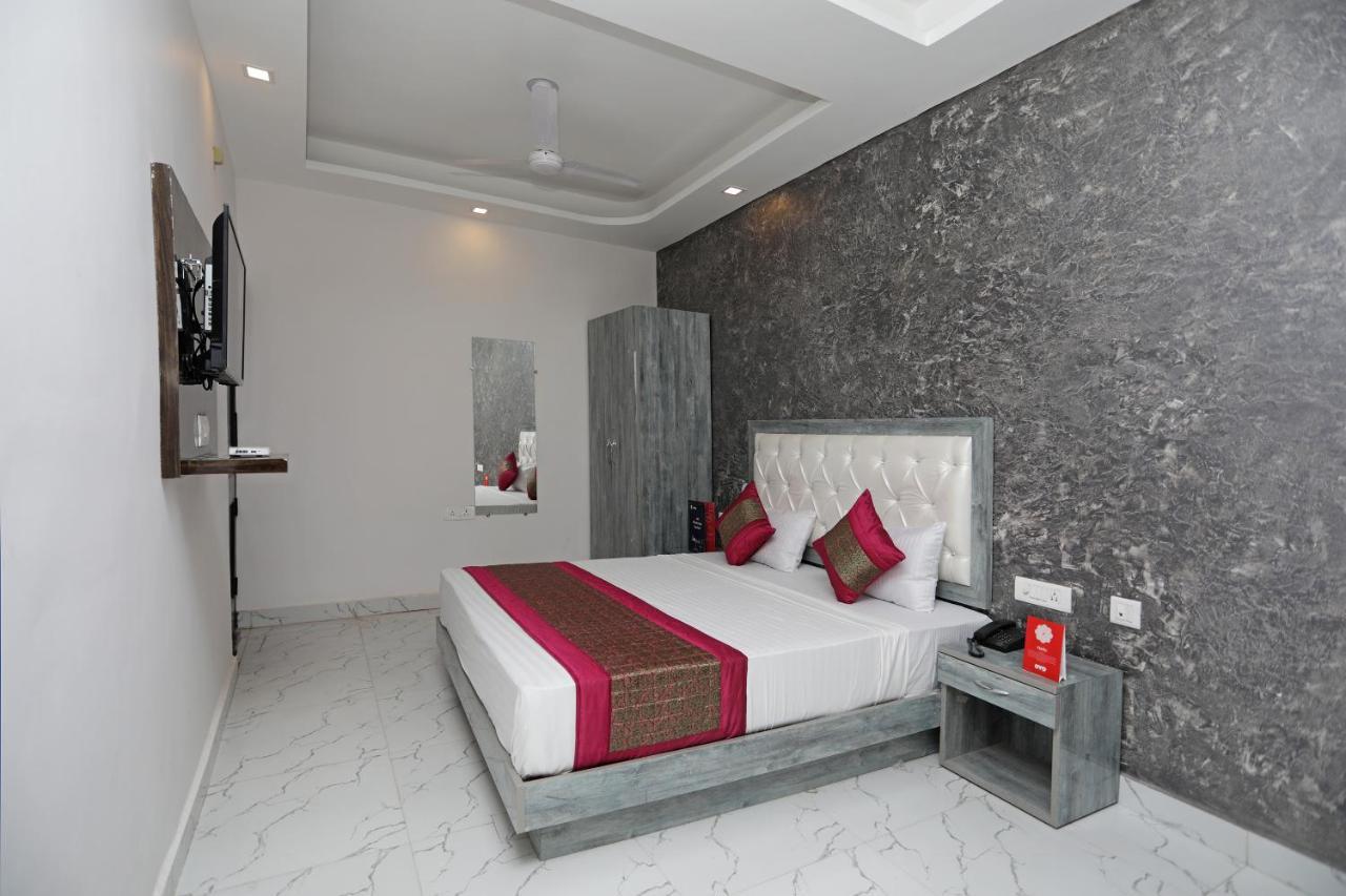 Oyo 12673 The Diplomat Inn Дели Экстерьер фото