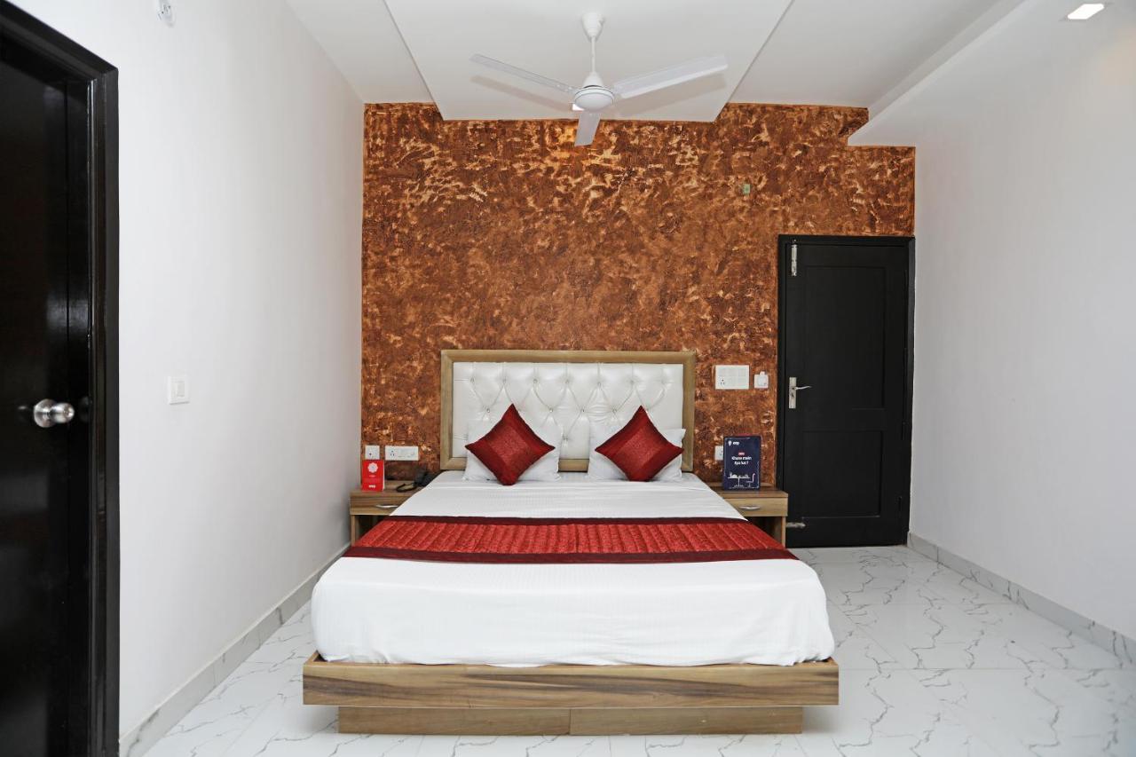 Oyo 12673 The Diplomat Inn Дели Экстерьер фото