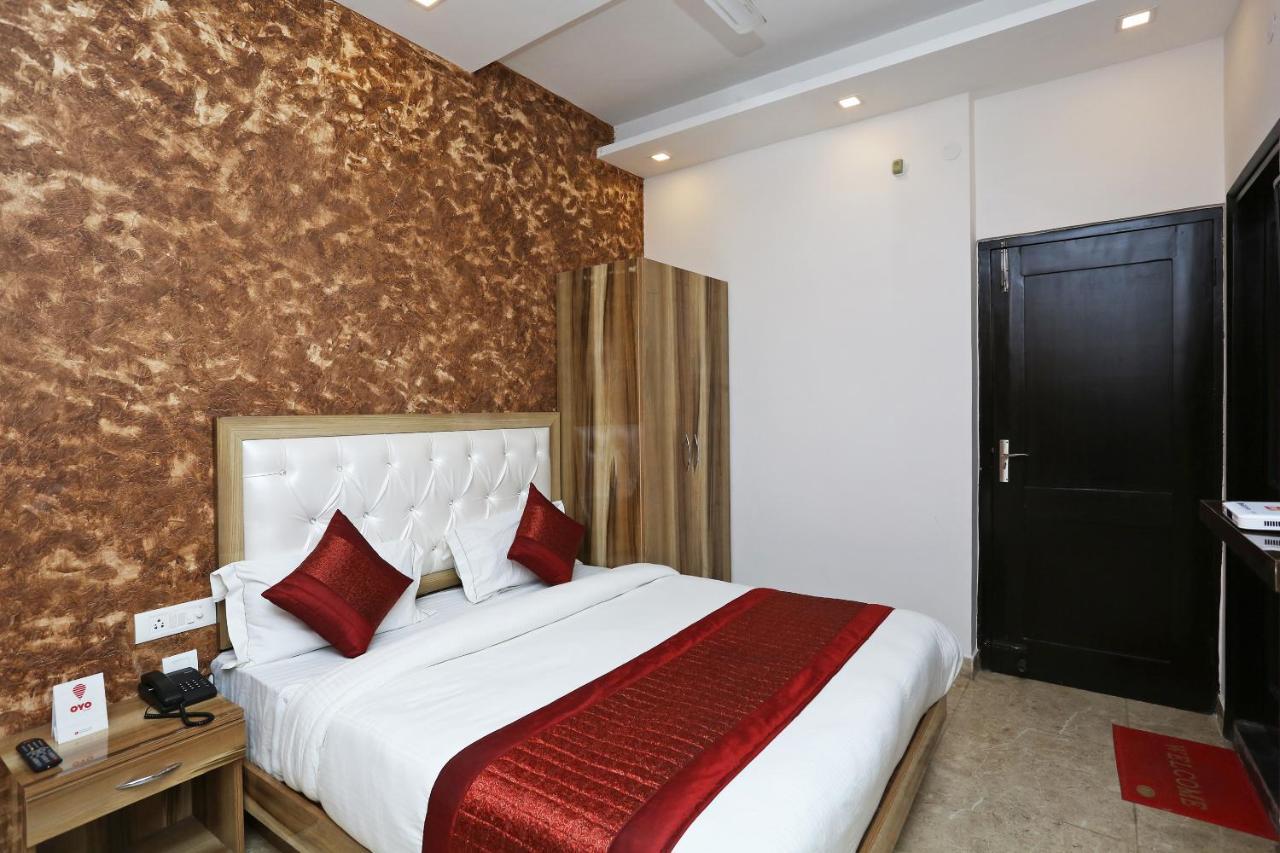 Oyo 12673 The Diplomat Inn Дели Экстерьер фото